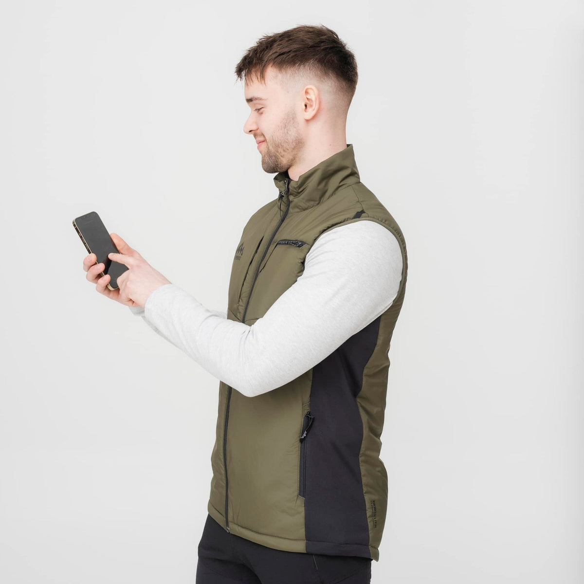 FW23 Hunt Vest Mens-Model (1)